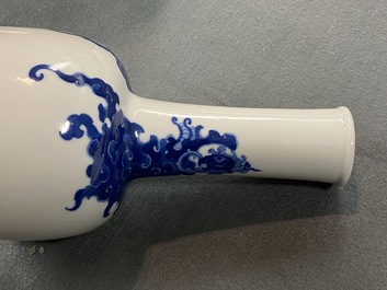 A Chinese blue and white mallet 'phoenix' vase, Kangxi mark, 19/20th C.